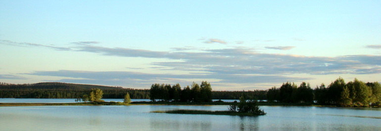 Panorama d'îles sur le lac